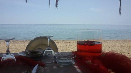 To Akrogiali Fish Tavern